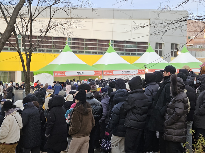 1일 대구 동구 해맞이공원에서 병오년 첫 일출을 본 시민들이 차와 떡국을 먹기 위해 줄을 서고 있다. 서민지기자 mjs858@yeongnam.com