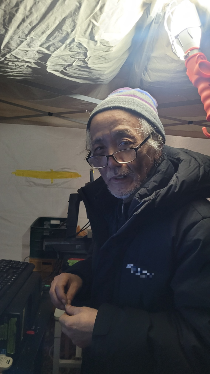 류재하 경북대 미술학과 명예교수가 분황사 빛의 사자후展 연출 의도에 대해 설명하고 있다.<임훈기자 hoony@yeongnam.com>