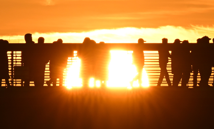 1일 오전 대구 동구 아양기찻길에서 시민들이 2026년 새해 첫 일출을 바라보며 소원을 빌고 있다.
이윤호기자 yoonhohi@yeongnam.com
