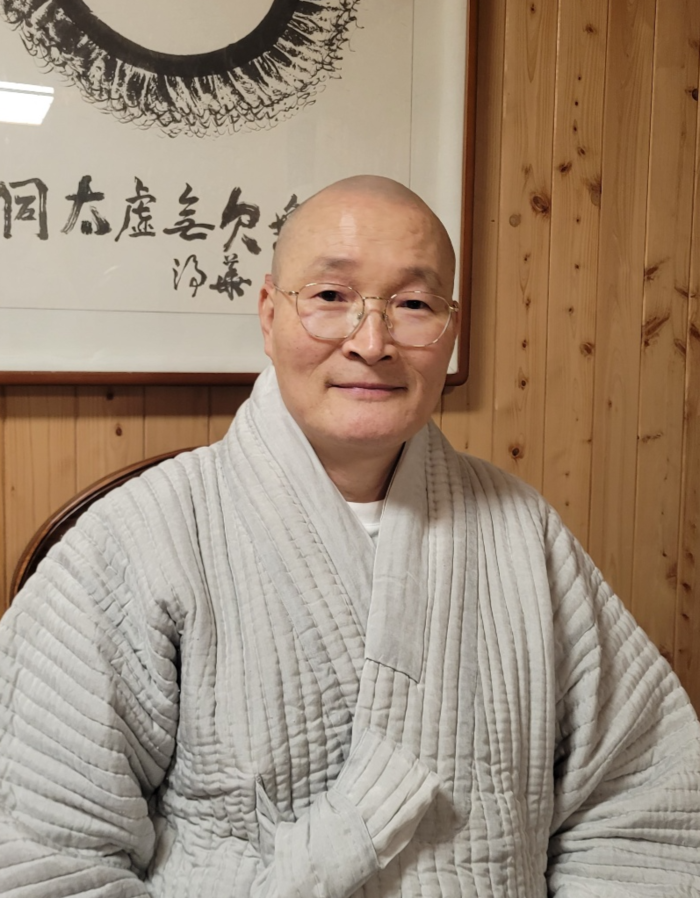 분황사 주지 성제 스님이 분황사 빛의 사자후展 개최 과정에 대한 설명을 마친 후 카메라 앞에서 포즈를 취하고 있다.<임훈기자 hoony@yeongnam.com>