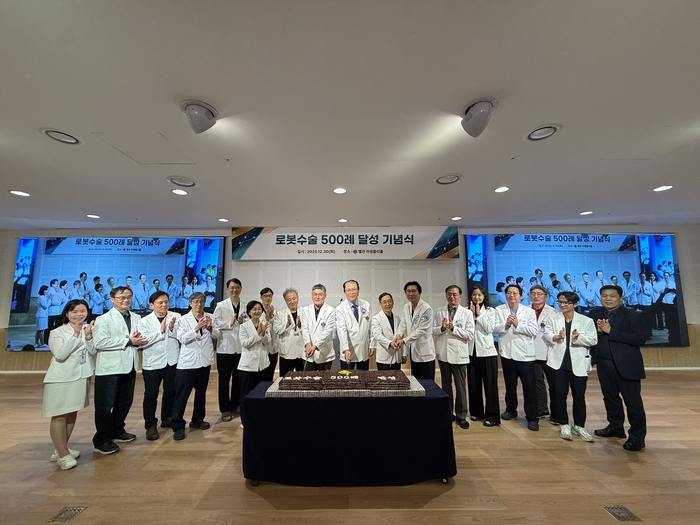 구병원은 지난달 30일 병원 내 행사장에서 로봇수술 500례 달성 기념식을 열고 의료진과 함께 성과를 기념했다. 구자일 병원장을 비롯한 의료진이 케이크 커팅 후 박수를 보내며, 정밀 로봇수술을 통한 고난도 수술 역량 강화와 환자 중심 의료 실현에 대한 의지를 다지고 있다.<구병원 제공>