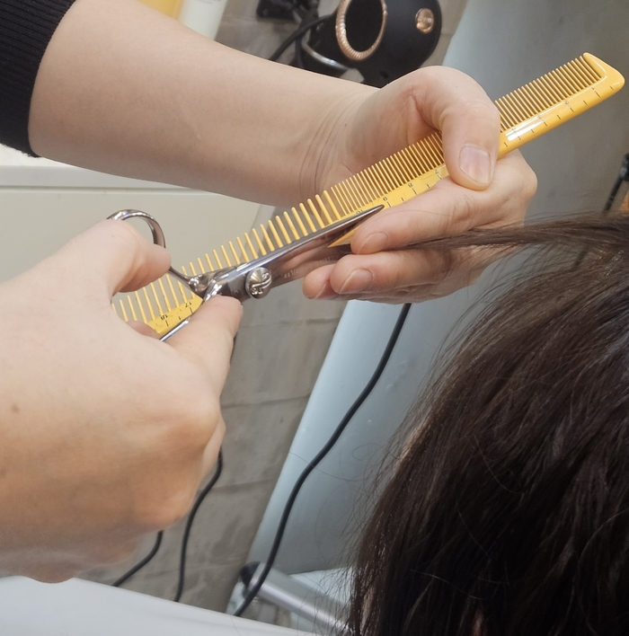 김수현씨가 고객의 머리를 손질하고 있다. 최미애기자 miaechoi21@yeongnam.com