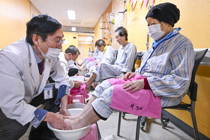 2일 오전 대구 중구 곽병원 간호간병통합병동에서 의료진이 2026년 새해를 맞아 입원 중인 어르신 환자들의 발을 씻겨주고 있다. 곽병원은 환자를 가족처럼 돌보겠다는 다짐을 담아 의료진과 환자가 함께하는 섬김의 세족식을 마련했다.
이현덕기자 lhd@yeongnam.com 