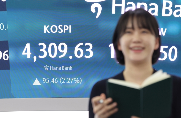 새해 첫 거래일 코스피 사상 첫 4,300선 돌파…대구 상장사는?