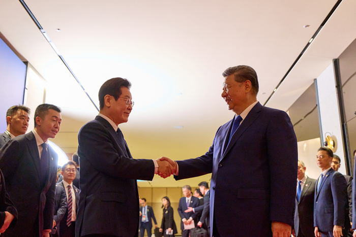 이재명 대통령이 지난해 11월 1일 경북 경주 소노캄에서 열린 APEC 국빈만찬을 마치고 시진핑 중국 국가주석을 환송하는 모습. 연합뉴스