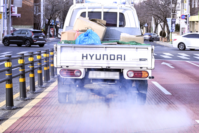 [포토뉴스] 매연 뿜는 노후 트럭