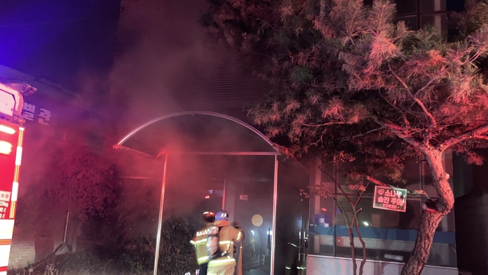 2일 오후 11시 11분쯤 대구 수성구 중동의 한 병원 별관에서 불이 나 소방대원이 진압 작업을 벌이고 있다. 대구소방안전본부 제공