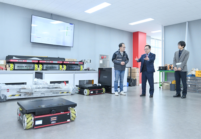 지난 2일 홍성주 대구시 경제부시장이 <주>지오로봇을 방문해 산업용 로봇을 둘러보고 있다. <대구시 제공>