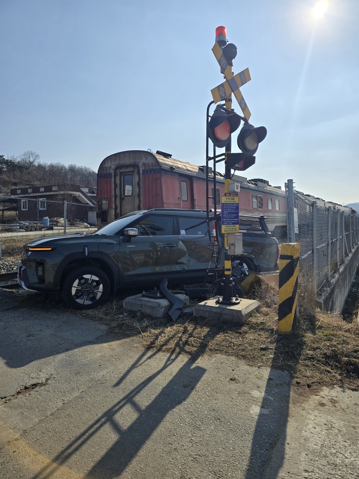 건널목에서 열차와 SUV차량이 추돌, 차량이 크게 부서졌다.(상주소방서 제공)