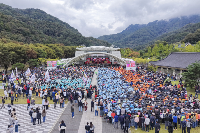 지난해 10월 문경새재도립공원에서 열린 문경사과축제장에 수천명의 관광객들 몰려, 축제를 즐기고 있다.  <문경시 제공>