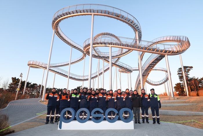 포스코그룹이 새해 첫 근무일인 지난 2일 포항 스페이스워크에서 안전을 기원하고 미래 비전 실현을 다짐하는 시무행사를 가졌다. 장인화 회장을 비롯한 임직원들이 기념촬영을 하고 있다. 포스코 제공