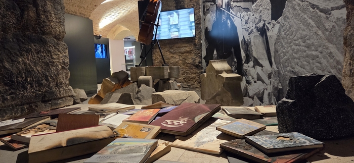 국립 대학도서관 지하전시실. 불탄 책이 그대로 전시되어 있다.