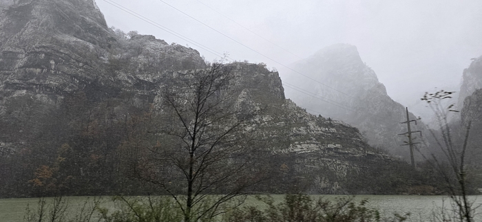 모스타르에서 사라예보로 가는 길. 네레트바강을 따라 산악도로가 이어져 있다.