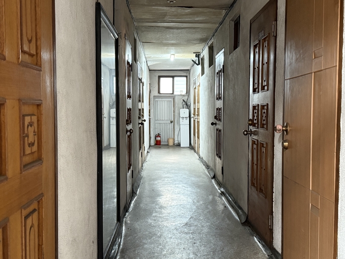 문틈으로 스며드는 냉기… 대구 비산동 쪽방촌의 ‘한파 나기’