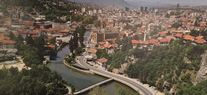 사라예보 도시 전경. 사진은 국립 대학도서관 전시실의 홍보사진을 재촬영한 것.