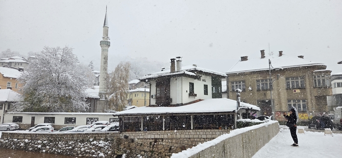 고집의 집 이나트 쿠차(가운데 건물). 오른쪽 다리가 16세기 오스만제국 시절에 건설되었다는 세헤르-체하야 석교이다.