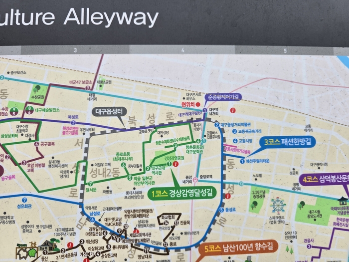대구 중구 근대골목 게시판에 국채보상운동 기념비 위치가 표기돼 있지 않다. 김현목 기자