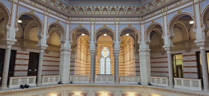 국립 대학도서관 내부. 외관만큼 내부도 화려하다.