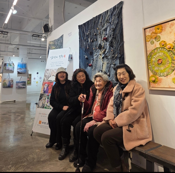 [동네뉴스] 치매 어머니와 네 자녀가 함께 만든 ‘엄마의 정원 展’