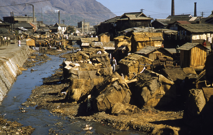1952년 부산 보수동 보수천변에 조성된 피란민 가옥들. 부경근대사료연구소 제공
