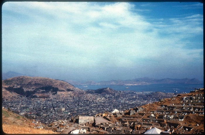 1953년 부산 서구 아미동 비석마을 주거지 전경. 부경근대사료연구소 제공