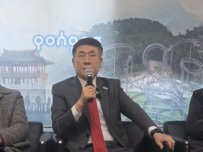 이강덕 포항시장이 5일 포항시청 브리핑룸에서 내년도 경북도지사 출마 결심을 밝히고 있다. <전준혁기자>