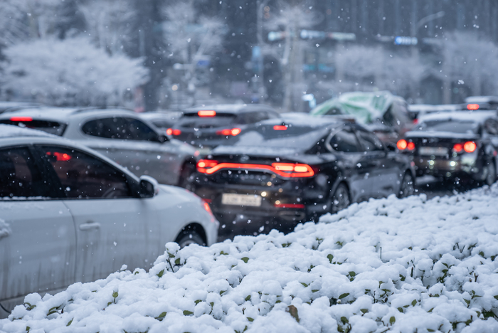 눈이 내린 도심 도로에 차량들이 늘어서 있다. <게티이미지뱅크>