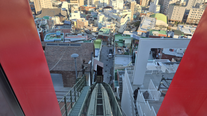 부산시는 2025년 3월 168계단에 경사형 엘리베이터를 설치해 주민과 관광객이 편하게 오르내릴 수 있도록 했다. 사진은 엘리베이터에서 내려다본 168계단 일대 주거지 모습. 조윤화 기자