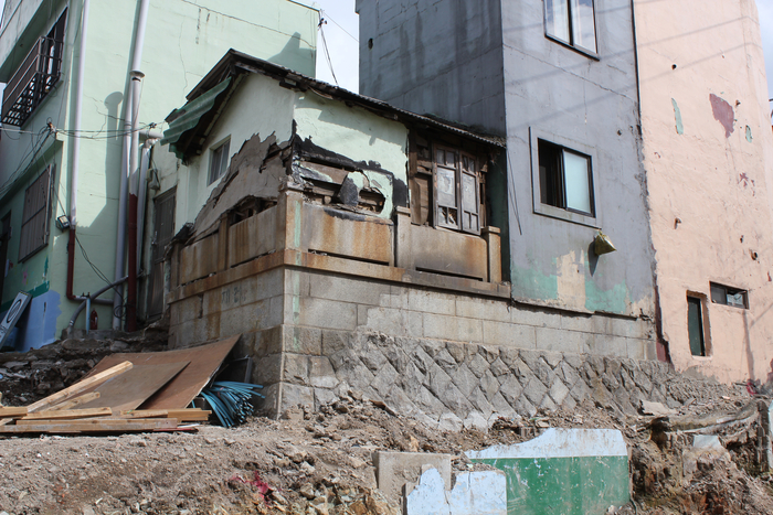일본인 묘지를 그대로 활용해 집의 축대로 사용한 건물로, 당시 형태가 비교적 잘 유지돼 있다. 시는 보존을 위해 현재 보호막을 설치해 관리하고 있다. 부경근대사료연구소 제공