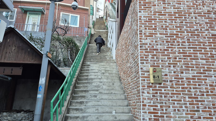 3일 찾은 부산 동구 초량동 168계단. 경사가 30도를 넘는 탓에 고개를 한참 뒤로 젖혀야 계단 끝이 보일 정도다. 조윤화 기자