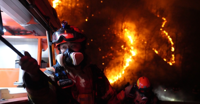 경북 소방본부 119산불특수대응단의 훈련 홍보 영상이 SNS에 공개된 지 일주일만에 조회주 183만회를 돌파하는 등 전 세계적으로 큰 관심을 모으고 있다. 훈련 홍보영상 캡쳐 장면. <경북도 제공>