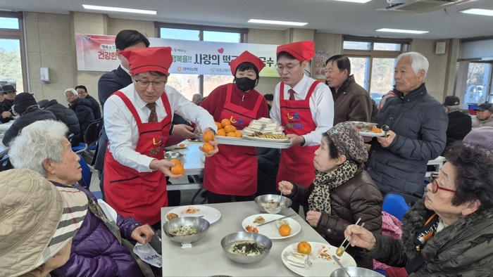 신임 김주원 농협중앙회 경북본부장(왼쪽 첫번째)이 강정미 고향주부모임 경북도지회장(가운데), 김진욱 NH농협은행 경북본부장(오른쪽)과 지난 5일 의성노인복지관을 찾아 지역 어르신들을 위한 배식봉사에 나서며 지역사회와 따뜻한 교감을 나누고 있다. <농협중앙회 경북본부 제공>