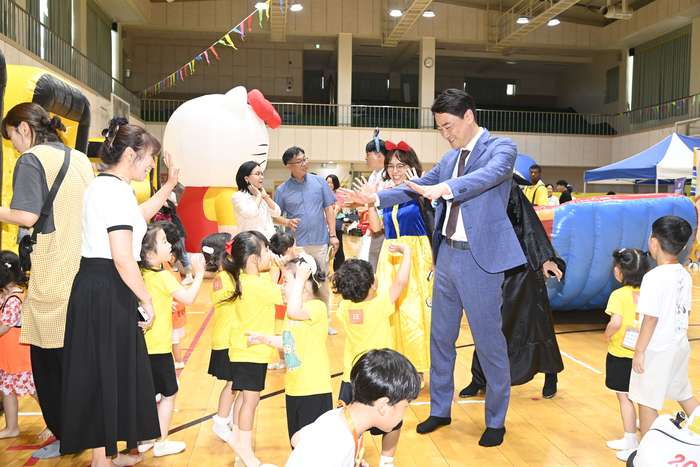 최재훈 대구 달성군수(오른쪽)가 지역 어린이 행사에 참석해 아이들과 눈높이를 맞추며 즐거운 시간을 보내고 있다.<영남일보 DB>