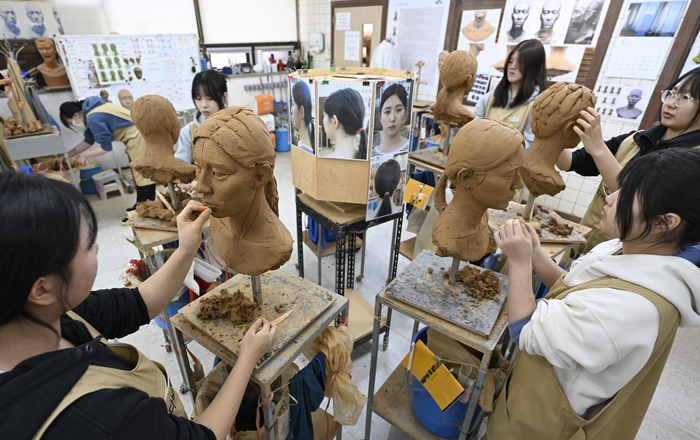 6일 오후 대구 중구 한 미술학원에서 2026학년도 정시모집 미술 실기시험을 준비하는 수험생들이 작품을 제작하고 있다.
이윤호기자 yoonhohi@yeongnam.com