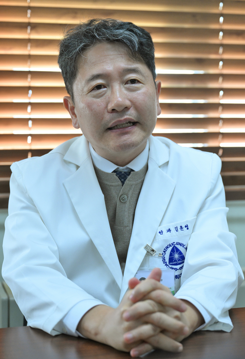 김 병원장은 가톨릭병원에서 전공의를 거쳐 교육·진료·경영을 두루 경험한 첫 내부 출신 수장으로, 환자 중심 의료와 지역 상급종합병원의 역할 강화를 했다. 이지용기자 sajahu@yeongnam.com