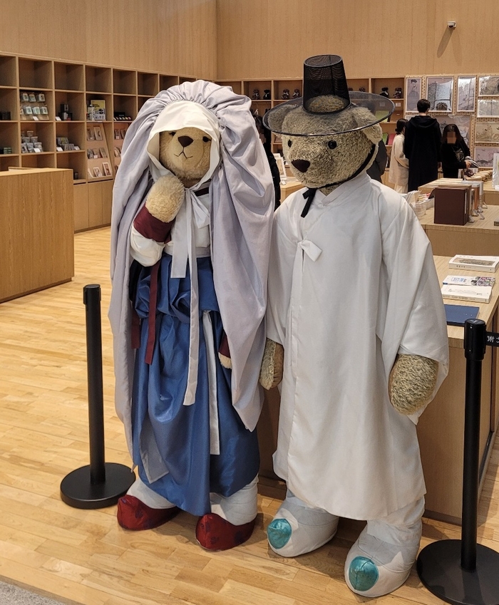 지난해 12월30일 오후, 전시 마감을 한시간여 앞둔 대구간송미술관의 아트숍에서 관람객들이 굿즈를 살펴보고 있다. <임훈기자 hoony@yeongnam.com>