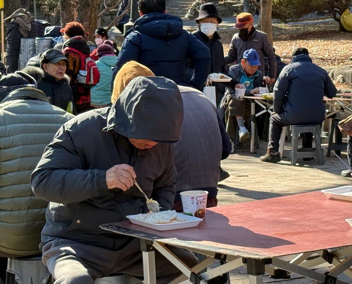 6일 정오쯤 대구 두류공원에서 한 어르신이 사랑해 밥차 에서 지원하는 무료급식으로 식사를 하고 있다. 구경모기자