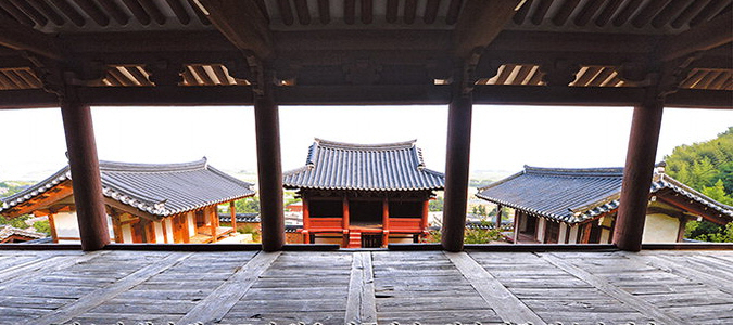 선산 장원방이 배출한 김종직을 배향하고 있는 금오서원 강당 정학당 대청에서 바라본 읍청루 전경. <영남일보 DB>