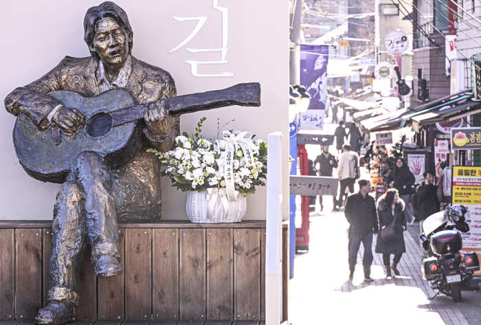 6일 대구 중구 대봉동 김광석길 입구에 설치된 영원한 가객 김광석 조형물 앞에 30주기를 맞아 국화가 놓여 있다. 고인의 노래를 기억하는 시민들의 발길이 이어지면서, 김광석길은 사후 30년을 맞은 이날도 그를 추억하는 사람들로 북적이고 있다.
이현덕기자 lhd@yeongnam.com 