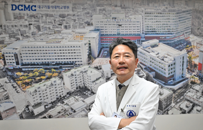 김윤영 대구가톨릭대병원장은 가톨릭병원에서 전공의를 거쳐 교육·진료·경영을 두루 경험한 첫 내부 출신 수장으로, 환자 중심 의료와 지역 상급종합병원의 역할 강화를 했다. 이지용기자 sajahu@yeongnam.com