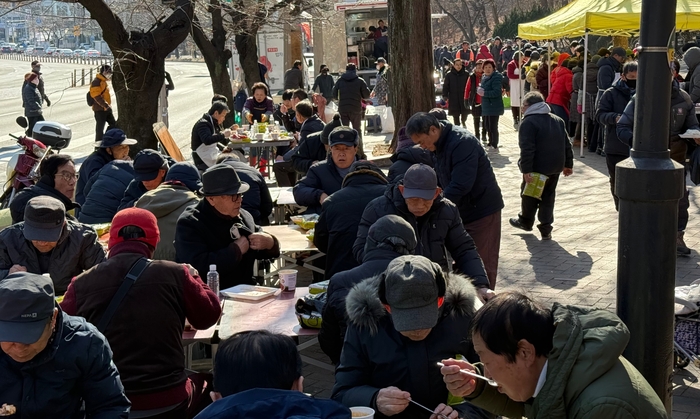 6일 정오쯤 대구 두류공원에서 어르신들이 사랑해 밥차 에서 지원하는 무료급식으로 식사를 하고 있다.구경모기자