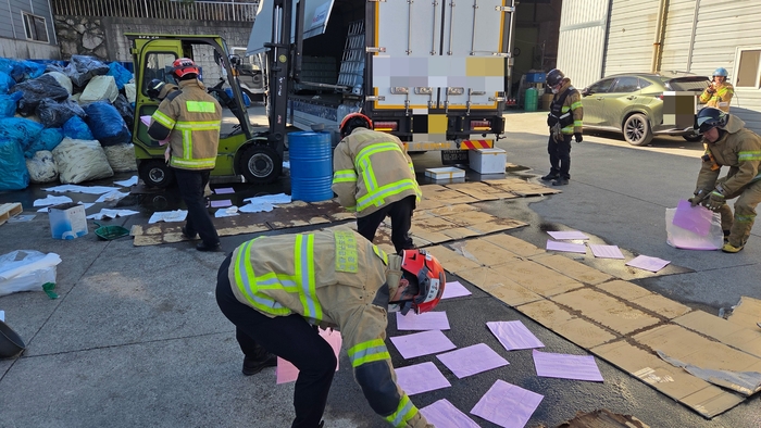 6일 오전 경주시 외동읍 한 공장에서 수산화칼륨 누출 사고가 발생해 소방대원들이 방호복과 안전장비를 착용한 채 흡착포를 설치하고 유출된 화학물질을 수거하는 등 현장 안전조치를 하고 있다. 경북소방본부 제공