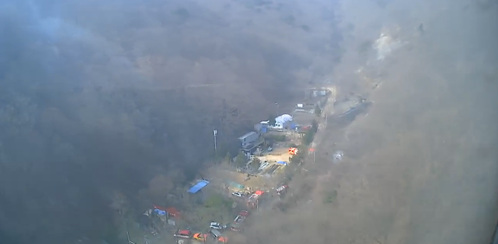 경주시 산내면 대현리 산불 발생 직후 헬기와 진화 인력이 현장에 투입돼 불길을 잡고 있다. 산림당국은 헬기 8대와 차량, 인력을 투입해 1시간 만에 주불을 진화했다. 산림청 제공