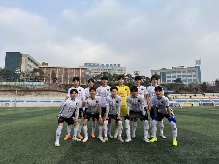 7일 김천에서 열린 제22회 1·2학년 대학축구대회 예선 1차전에서 대구과학대 축구부가 창단 이후 첫 승리를 거둔 후 기념촬영을 하고 있다. <대구과학대 제공>
