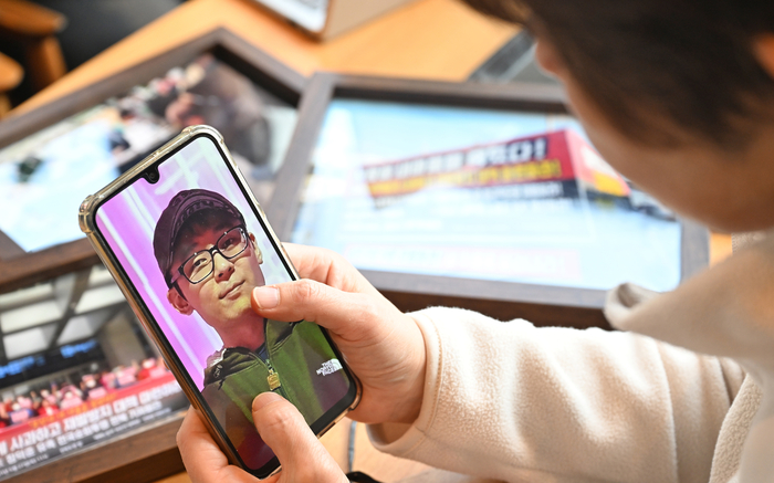 지난 2020년 10월 쿠팡에서 일하다 숨진 고 장덕준씨의 어머니 박미숙씨가 자신의 휴대폰에 담긴 아들의 사진을 보고 있다.
이지용기자 sajahu@yeongnam.com