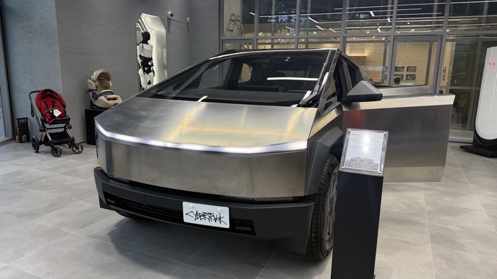 스토어 내 전시된 테슬라 사이버트럭 모델. 이동현 기자