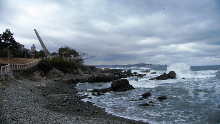신평리 남쪽 끝 암석지대에 뱃머리 전망대가 있는 소공원이 있다. 일대 바위에는 후기 백악기 퇴적층이 뚜렷하며 공룡발자국도 볼 수 있다.