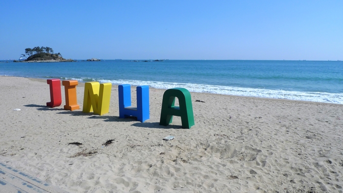 진하해수욕장은 1974년에 개장한 울산 최초의 공용 해수욕장으로 해변의 길이는 1㎞에 이른다. 명선도는 신선이 내려와 놀았다는 섬으로 물때에 따라 바닷길이 열린다.