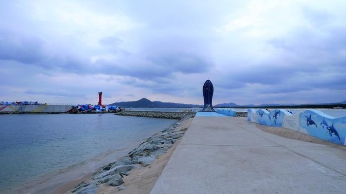 병곡항 방파제 끝에 등 푸른 고래 등대가 하늘을 향해 솟구쳐 있다. 등대이기도 하고 전망대이기도 하다.