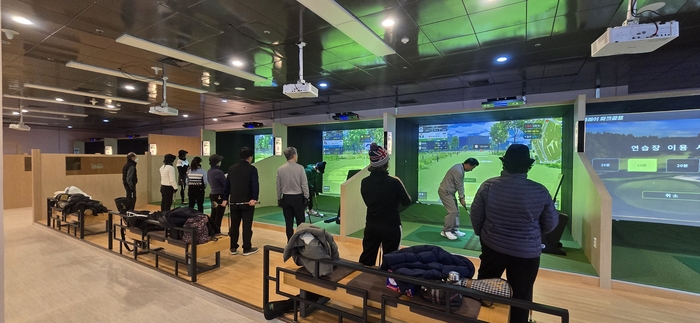 대구교통공사는 지난 7일 대구도시철도 2호선 용산역에 지역 최대 규모 스크린 파크골프장을 정식 개장했다. 사진은 5~6일 진행한 무료 시타 행사 당시 모습. <대구교통공사 제공>